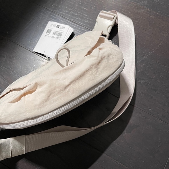 BNWT Lululemon Curved Crossbody Bag with Top Handle 3L in White Opal - Picture 7 of 7